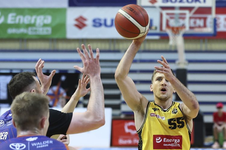 Sopot, 02.11.2025. Zawodnik Energa Trefla Sopot Jakub Schenk (P) i Maciej Bender (L) z Tauron GTK Gliwice w meczu 6. kolejki Ekstraklasy koszykarzy, 2 bm. (js) PAP/Adam War¿awa