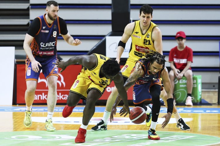 Sopot, 02.11.2025. Zawodnik Energa Trefla Sopot Dylan Addae-Wusu (L-przód) i Jarred Godfrey (P-przód) z Tauron GTK Gliwice w meczu 6. kolejki Ekstraklasy koszykarzy, 2 bm. (js) PAP/Adam War¿awa