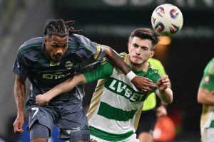 Bujar Pllana (P) i Vasco Lopes (L) )(fot. PAP/Marcin Gadomski)