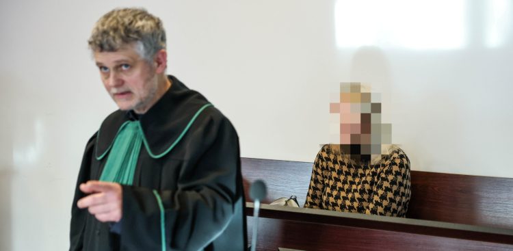 Była naczelniczka wydziału konwojowo-ochronnego Komendy Wojewódzkiej Policji w Gdańsku Magdalena F. i adwokat Marcin Kradziecki na sali Sądu Rejonowego Gdańsk – Północ (Fot. PAP/Adam Warżawa)