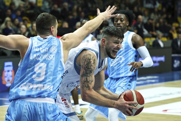 Gdynia, 16.11.2025. Koszykarz AMW Arki Gdynia Kamil Łączyñski (L) i Tauras Jogela (P) z Górnika Zamek Ksi¹¿ Wałbrzych podczas meczu Ekstraklasy, 16 bm. (gj) PAP/Adam Warżawa