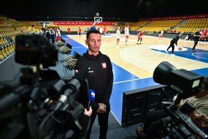 Gdynia, 27.11.2025. Trener koszykarzy reprezentacji Polski Igor Milicić podczas treningu kadry w Gdyni (fot. PAP/Marcin Gadomski)