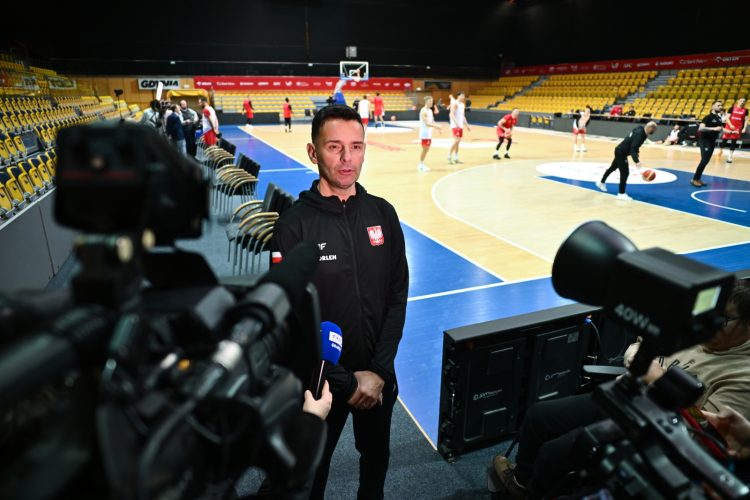 Gdynia, 27.11.2025. Trener koszykarzy reprezentacji Polski Igor Milicić podczas treningu kadry w Gdyni (fot. PAP/Marcin Gadomski)