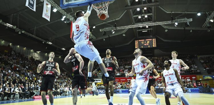 Gdynia, 28.11.2025. Zawodnik reprezentacji Polski Mateusz Ponitka (C) oraz Sebastian Kaferle (2L), Jakob Lohr (L) i Sylven Landsberg (C-tył) z Austrii podczas meczu eliminacyjnego mistrzostw świata 2027 koszykarzy (Fot. PAP/Adam Warżawa)