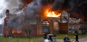 Pożar hali dawnych Zakładów Naprawczych Taboru Kolejowego przy ul. Siennickiej na Przeróbce w Gdańsku. Nz. 05.02.2025 (Fot. Jakub Bućkowski / KFP)
