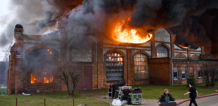 Pożar hali dawnych Zakładów Naprawczych Taboru Kolejowego przy ul. Siennickiej na Przeróbce w Gdańsku. Nz. 05.02.2025 (Fot. Jakub Bućkowski / KFP)