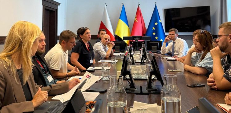 Na zdjęciu: sztab z udziałem służb miejskich zorganizowany po pożarze kamienicy przy ul. Hallera (fot. UM Gdańsk)