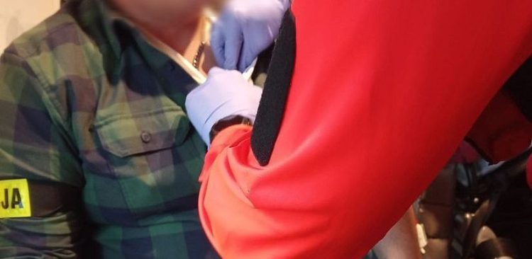 Z uwagi na kontakt z toksycznym dymem i złe samopoczucie policjantów ratownicy musieli udzielić im pomocy medycznej oraz podać tlen (fot. KMP Gdańsk)