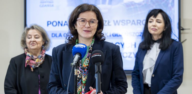 Jolanta Banach, radna klubu Wszystko dla Gdańska. Aleksandra Dulkiewicz, prezydent Gdańska, oraz Żaneta Geryk, radna klubu Koalicji Obywatelskiej i przewodnicząca Komisji Polityki Społecznej, Zdrowia i Praw Człowieka w Radzie Miasta Gdańska (fot. gdansk.pl/Piotr Wittman)
