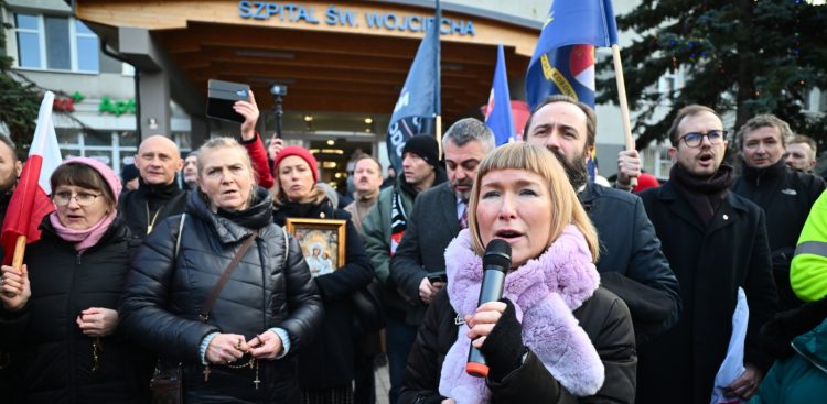 Gdańsk, 21.12.2025. Pikieta fundacji Ratuj Życie pod hasłem "Szpital na Zaspie nie będzie zabijał w spokoju" (Fot. PAP/Marcin Gadomski)