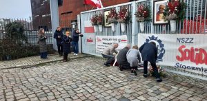 44. rocznica wprowadzenia stanu wojennego. Historyczna brama nr 3 Stoczni Gdańskiej (fot. Radio Gdańsk/Marcin Lange)