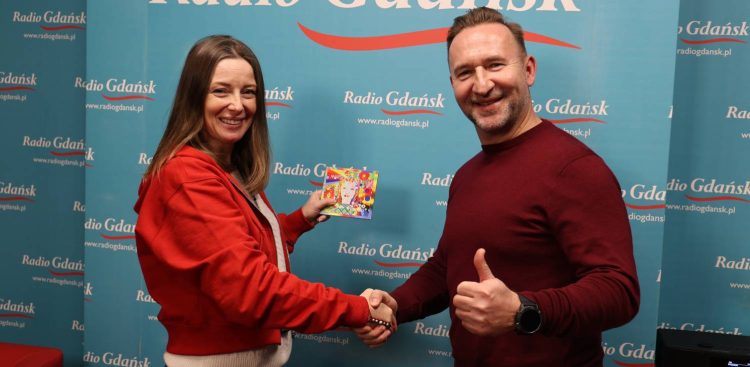 Anna Hamela daje Tomaszowi Galińskiemu autorską płytę Marshal 2 (fot. Radio Gdańsk/Piotr Puchalski)