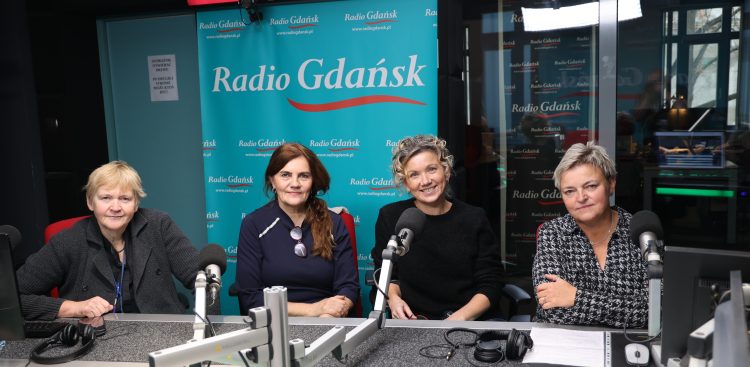 Anna Rębas, pracownice gdańskiego DPS-u i Dagmara Wiewiórkowska-Garczewska (fot. Radio Gdańsk/Adrian Kasprzycki)