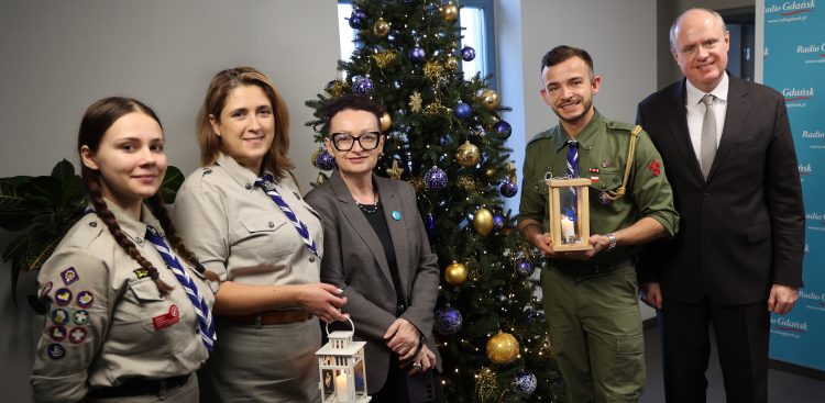 Harcerki Ewa Deręgowska i Oliwia Trocka, dyrektorka programowa Radia Gdańsk Joanna Matuszewska, harcerz Michał Hintz oraz zarządzający Radiem Gdańsk Krzysztof Lodziński (Fot. Radio Gdańsk)