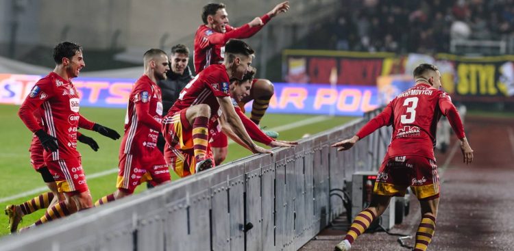 Radość zawodników Chojniczanki Chojnice ze zwycięstwa po serii rzutów karnych w 1/8 finału piłkarskiego Pucharu Polski z Koroną Kielce. Chojnice, 04.12.2025 r. (fot. PAP/Marcin Gadomski)