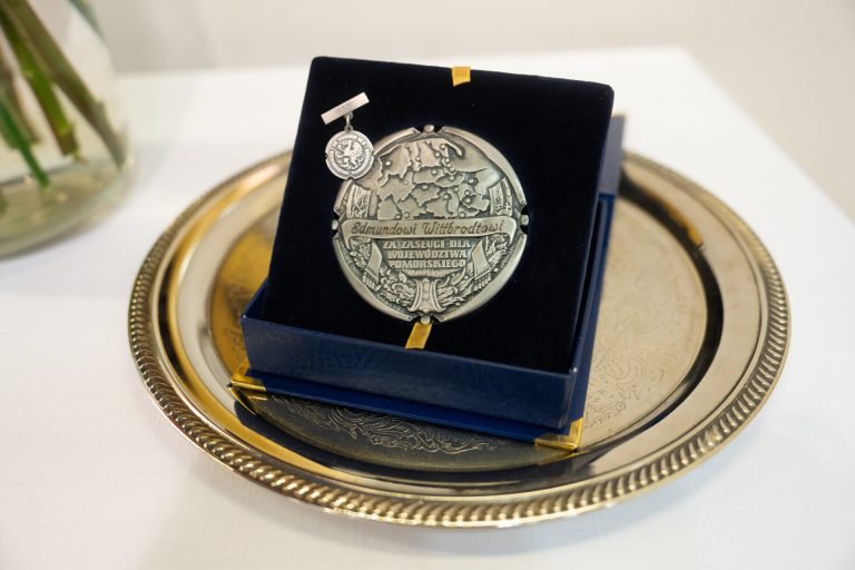 Wyróżnieni otrzymują medal oraz pamiątkowy dyplom (fot. pomorskie.eu/Jacek Sowa)