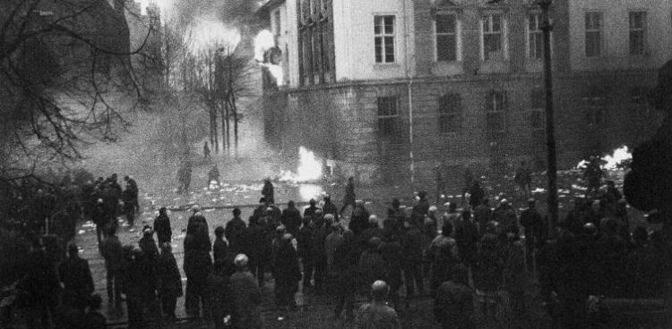 Grudzień 1970, płonąca siedziba Komitetu Centralnego PZPR w Gdańsku (Fot. ECS/Edmund Chabowski)