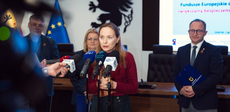 Briefing prasowy dot. zmian w programie Fundusze Europejskie dla Pomorza 2021-2027 w Urzędzie Marszałkowskim Województwa Pomorskiego w Gdańsku. Przemawia Katarzyna Pełczyńska-Nałęcz, minister funduszy i polityki regionalnej (fot. Urząd Marszałkowski Województwa Pomorskiego)