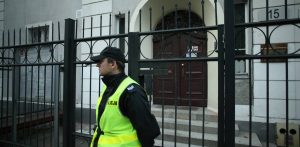 Zdjęcie archiwalne. Policjant przed konsulatem rosyjskim przy ul. Batorego w Gdańsku (fot. Krzysztof Mystkowski / KFP)