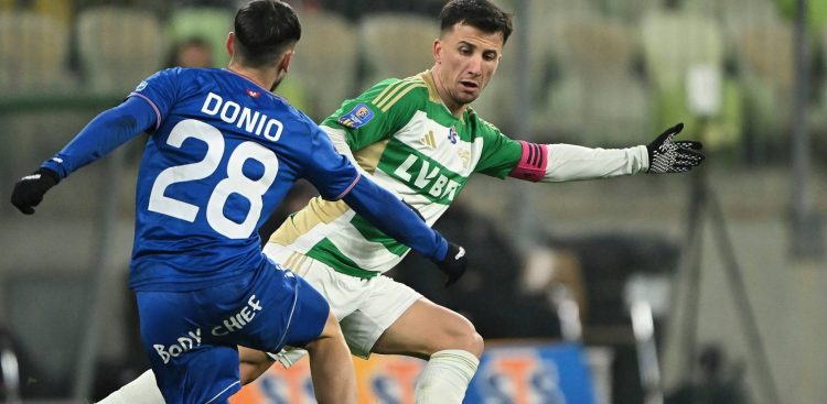 Zawodnik Lechii Gdańsk Rifet Kapic (P) i Bastien Donio (L) z Górnika Zabrze podczas meczu 1/8 finału piłkarskiego Pucharu Polski. Gdańsk, 02.12.2025 r (PAP/Adam Warżawa)