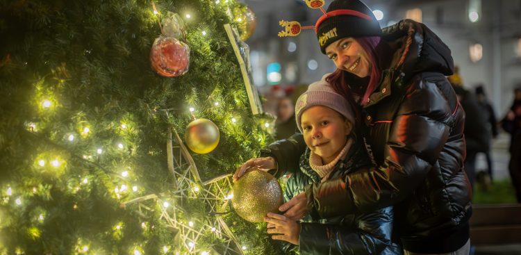 Uroczyste odpalenie światełek na choince w Gdańsku Nowym Porcie, 06.12.2024 r. (fot. Krzysztof Mystkowski / KFP)