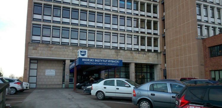 Wejście do Morskiego Instytutu Rybackiego (fot. Wikimedia Commons/Ciacho5)