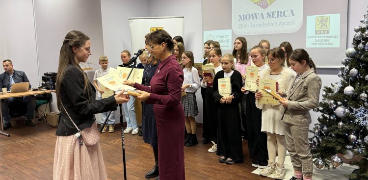 Prezentacja zbioru kaszubskich życzeń "Mòwa serca". Kościerzyna, 15.12.2025 r. (fot. Radio Gdańsk/Robert Groth)