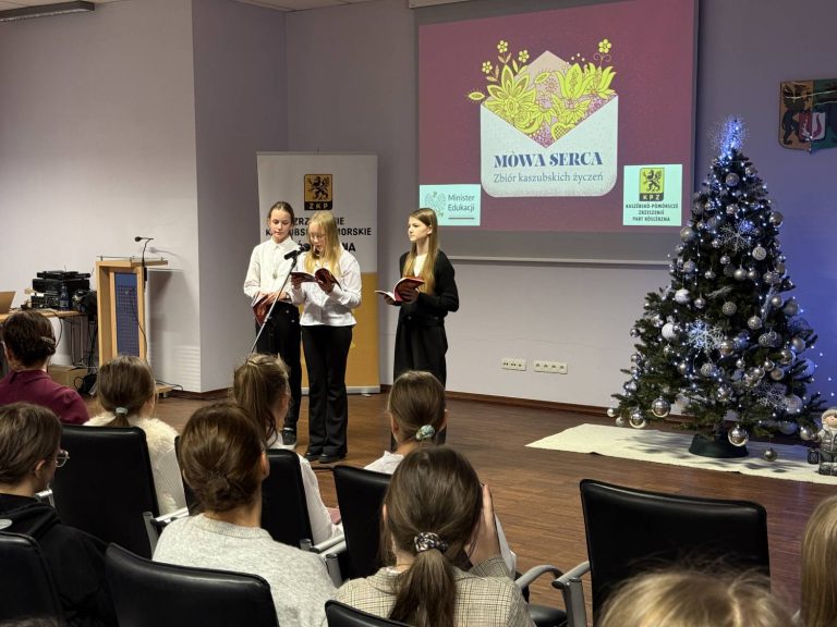 Prezentacja zbioru kaszubskich życzeń "Mòwa serca". Kościerzyna, 15.12.2025 r. (fot. Radio Gdańsk/Robert Groth)