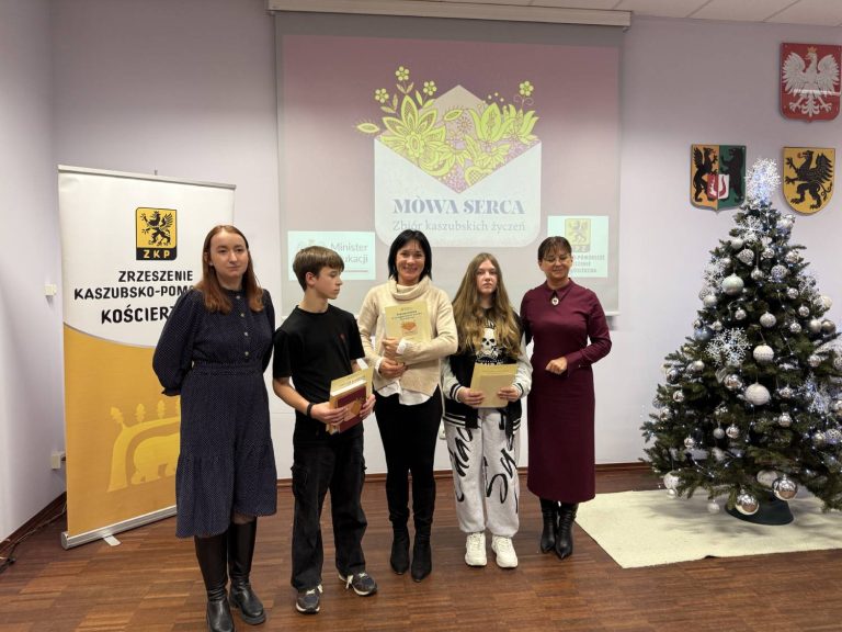 Prezentacja zbioru kaszubskich życzeń "Mòwa serca". Kościerzyna, 15.12.2025 r. (fot. Radio Gdańsk/Robert Groth)