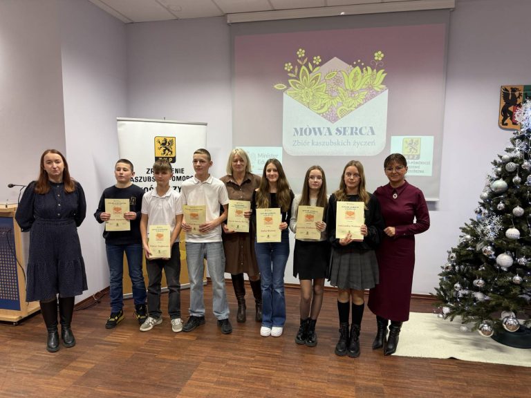 Prezentacja zbioru kaszubskich życzeń "Mòwa serca". Kościerzyna, 15.12.2025 r. (fot. Radio Gdańsk/Robert Groth)