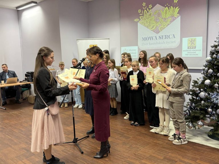 Prezentacja zbioru kaszubskich życzeń "Mòwa serca". Kościerzyna, 15.12.2025 r. (fot. Radio Gdańsk/Robert Groth)