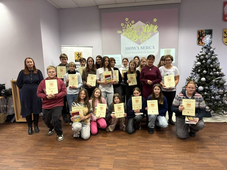 Prezentacja zbioru kaszubskich życzeń "Mòwa serca". Kościerzyna, 15.12.2025 r. (fot. Radio Gdańsk/Robert Groth)
