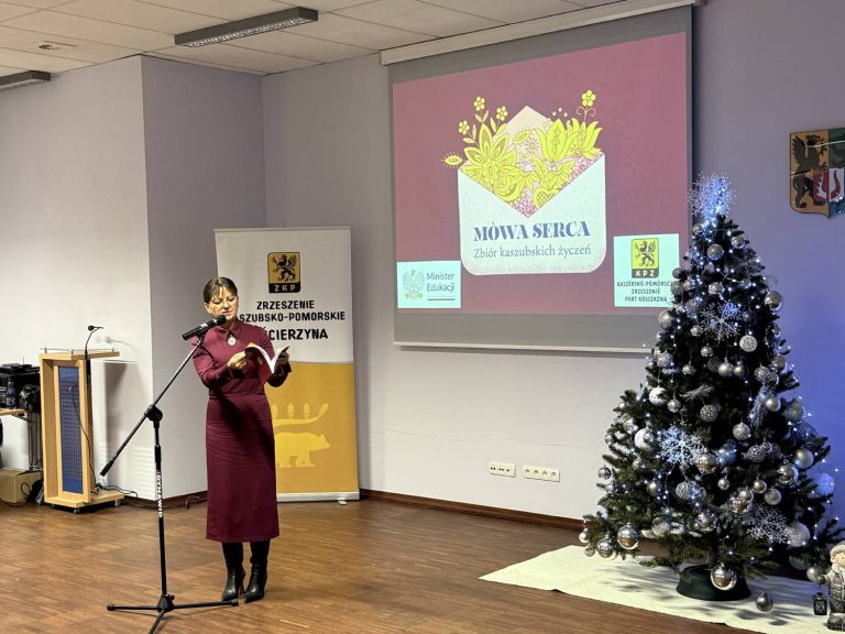 Prezentacja zbioru kaszubskich życzeń "Mòwa serca". Kościerzyna, 15.12.2025 r. (fot. Radio Gdańsk/Robert Groth)