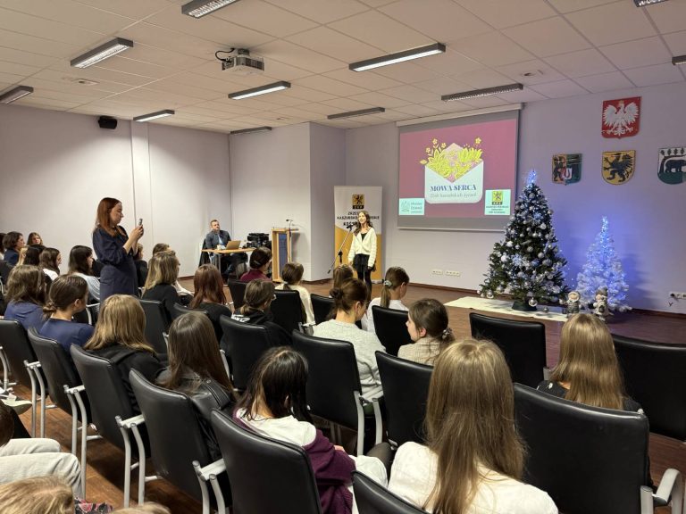 Prezentacja zbioru kaszubskich życzeń "Mòwa serca". Kościerzyna, 15.12.2025 r. (fot. Radio Gdańsk/Robert Groth)