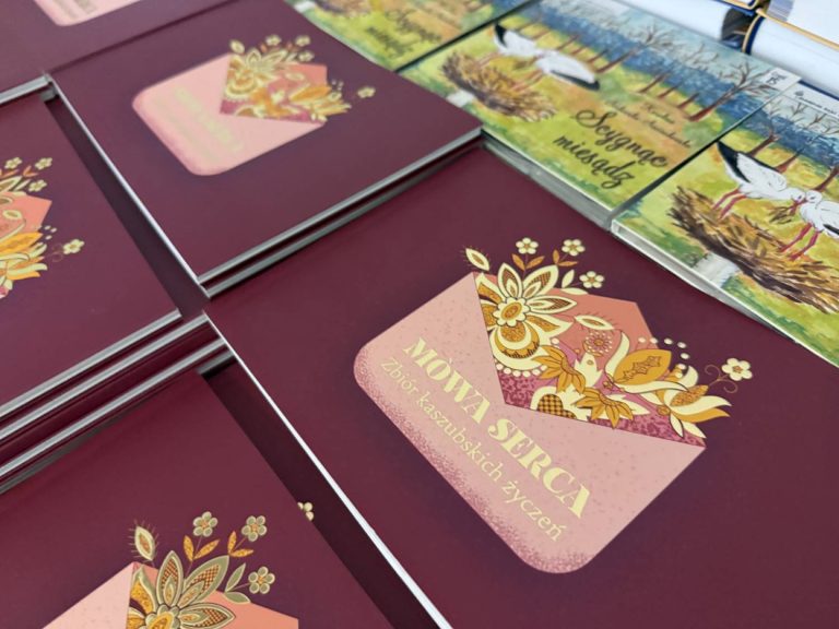 Prezentacja zbioru kaszubskich życzeń "Mòwa serca". Kościerzyna, 15.12.2025 r. (fot. Radio Gdańsk/Robert Groth)