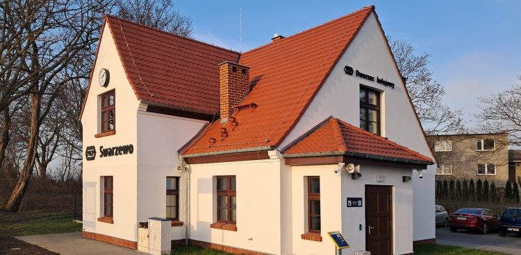 Odnowiony dworzec w Swarzewie (fot. PKP S.A.)