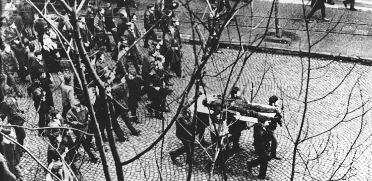 Demonstracje Grudnia 1970 w Gdyni: Ciało Janka Wiśniewskiego (Zbyszka Godlewskiego) niesione przez demonstrantów (fot. 	Edmund Pelpliński/Wikimedia Commons)