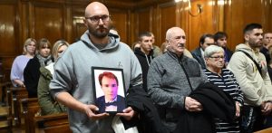 Rodzina Jakuba Siemiątkowskiego na sali rozpraw Sądu Okręgowego w Gdańsku. 23-letni student został wepchnięty pod pociąg w Sopocie w sierpniu 2024 r. Gdańsk, 12.12.2025 r. (fot. PAP/Adam Warżawa)