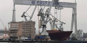 Transport megabloku dziobowego fregaty ORP Wicher. Gdynia, 04.12.2025 r. (fot. Radio Gdańsk/Marcin Lange)