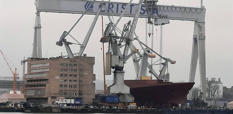 Transport megabloku dziobowego fregaty ORP Wicher. Gdynia, 04.12.2025 r. (fot. Radio Gdańsk/Marcin Lange)