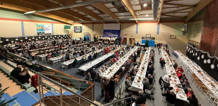 Największa w kraju wigilia dla seniorów odbyła się w Jezierzycach, 12.12.2025 r. (fot. Radio Gdańsk/Łukasz Kosik)