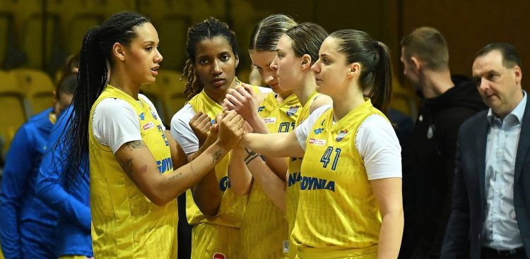 Zawodniczki VBW Gdynia: liliana Banaszak (L), Morgan Jones (2L), Karolina Ułan (C), Anna Jakubiuk (2P) i Barbora Wrzesiński (P) oraz trener Martins Zibarts (P) podczas meczu 8. kolejki Ekstraklasy koszykarek z KSSSE Enea AJP Gorzów Wlkp., Gdynia, 03.12.2025 r. (fot. PAP/Adam Warżawa)