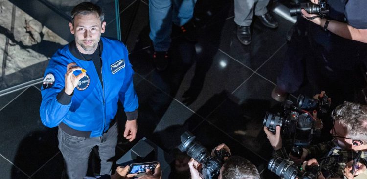 Astronauta dr. Sławosz Uznański-Wiśniewski prezentuje bursztyn, który wrócił z kosmosu (fot. Piotr Wittman/gdansk.pl)