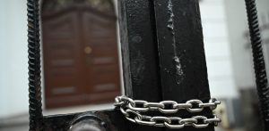 Wejście do budynku ostatniego rosyjskiego konsulatu w RP. Gdańsk, 23.12.2025 r. (fot. PAP/Adam Warżawa)