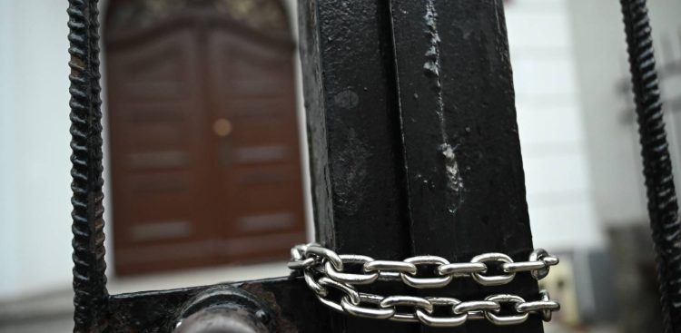 Wejście do budynku ostatniego rosyjskiego konsulatu w RP. Gdańsk, 23.12.2025 r. (fot. PAP/Adam Warżawa)