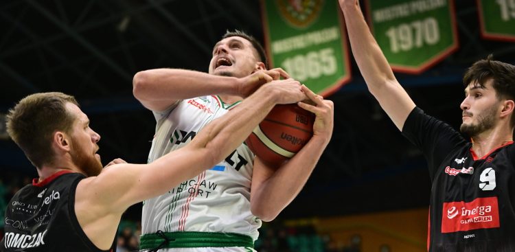 Wrocław, 15.12.2025. Koszykarz Śląska Wrocław Stefan Djordjevic (C) oraz Szymon Tomczak (L) i Dominik Wilczek (P) z Energi Czarnych Słupsk podczas meczu Ekstraklasy (Fot. PAP/Maciej Kulczyński)