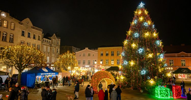 Rozświetlony świątecznie rynek w Kościerzynie (fot. Radio Gdańsk/Grzegorz Armatowski)