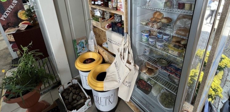 (Fot. zrzutka.pl/Lodówka społeczna w Gminie Sulęczyno)