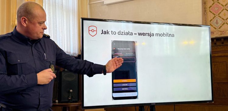 Paweł Zgliński, z-ca komendanta Straży Miejskiej w Sopocie, prezentuje aplikacje mStraż (fot. UMS)