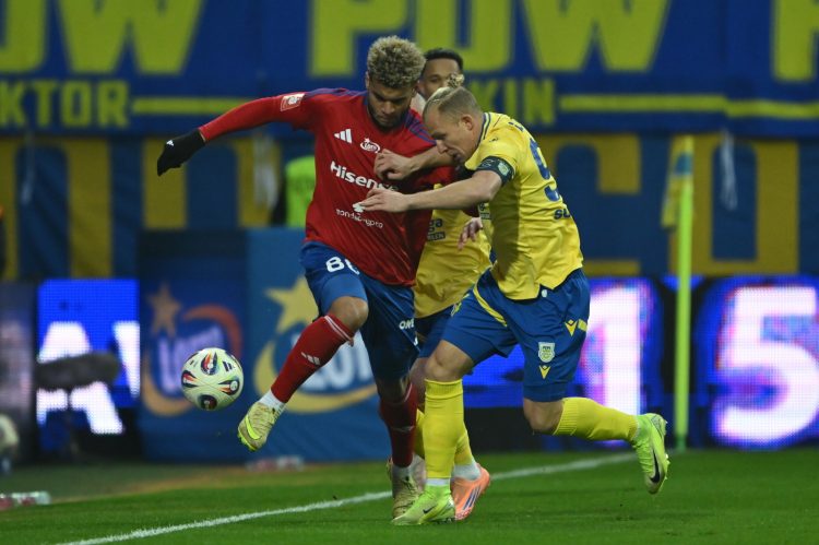 Gdynia, 30.11.2025. Zawodnik Arki Gdynia Dawid Gojny i Lamine Diaby-Fadiga z Rakowa Częstochowa w meczu 17. kolejki piłkarskiej Ekstraklasy (fot. PAP/Adam Warżawa)